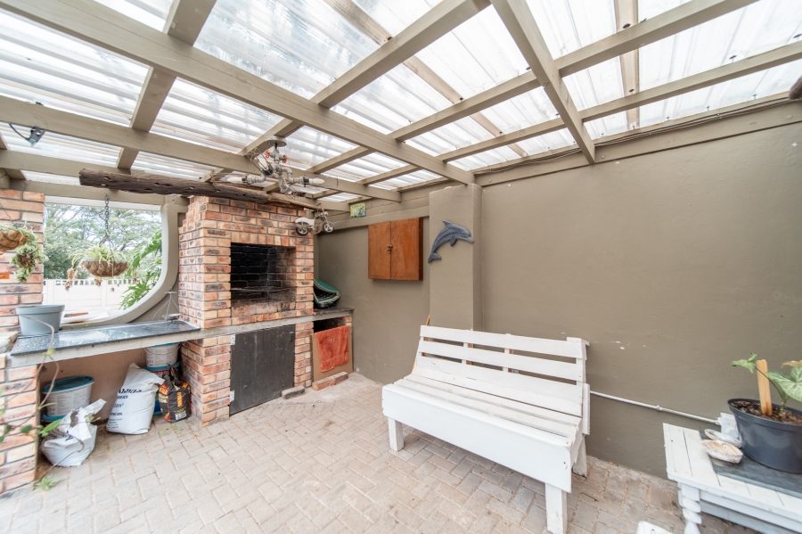 4 Bedroom Property for Sale in Sunnyridge Eastern Cape